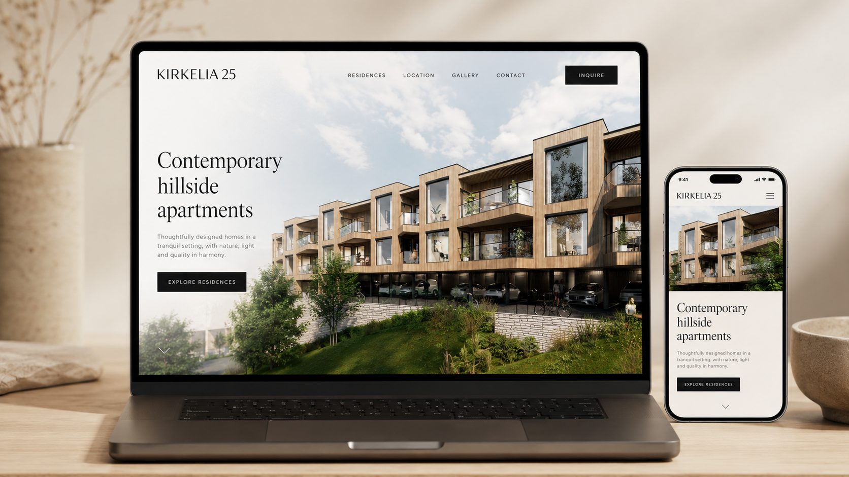 Kirkelia 25 — prospektnettside vist på laptop og mobil
