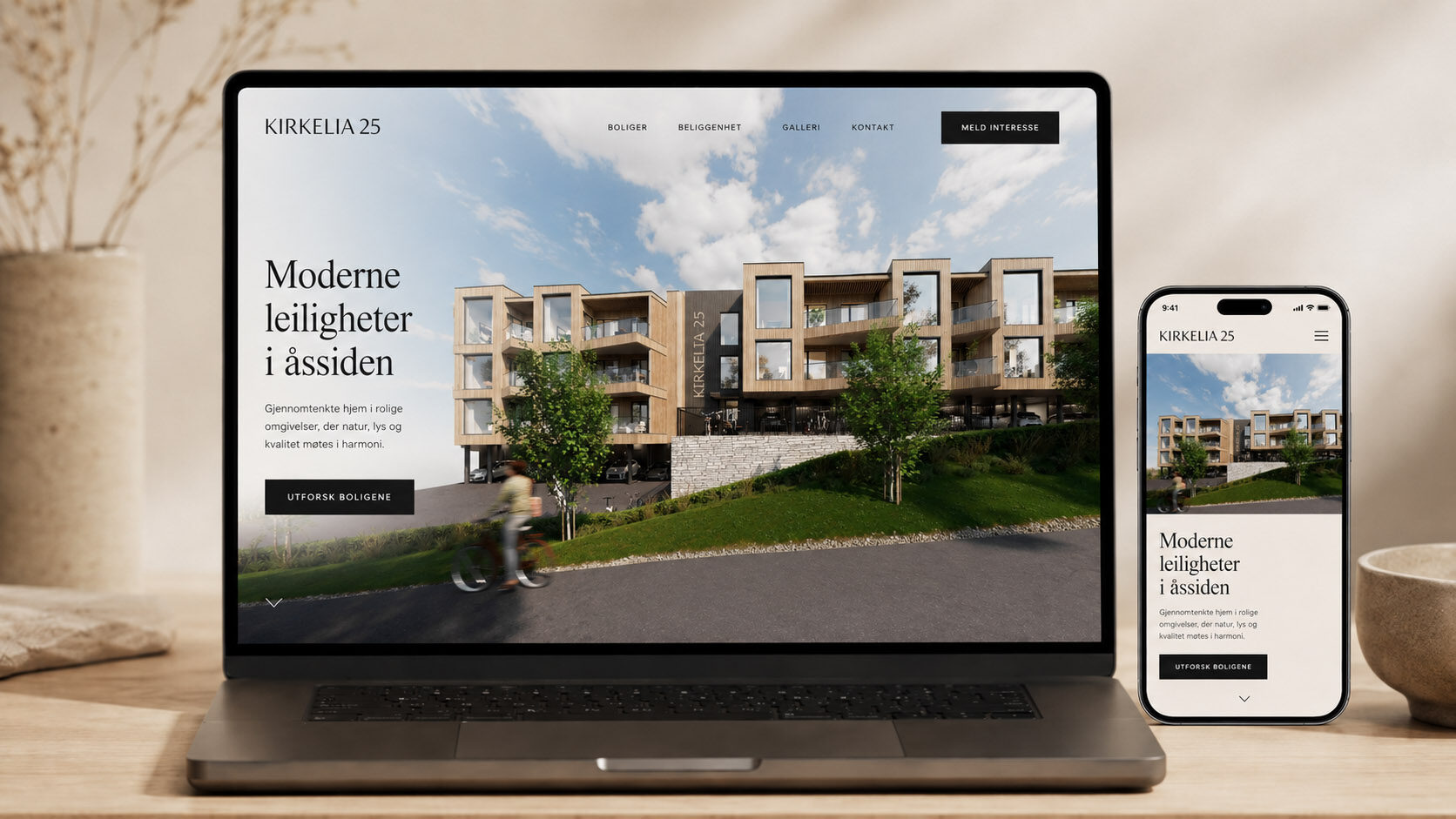 Kirkelia 25 — prospektnettside vist på laptop og mobil